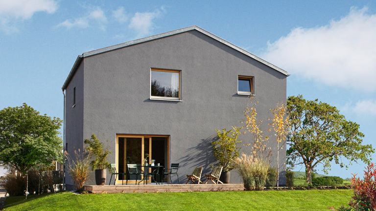 Rückansicht des Hauses mit Garten und Terrasse